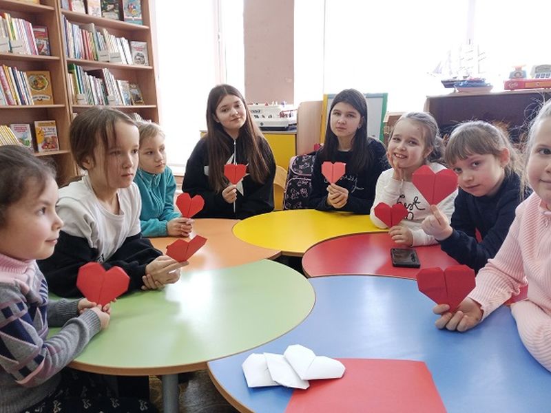 Рузские ребята изготовили сердечки в технике оригами