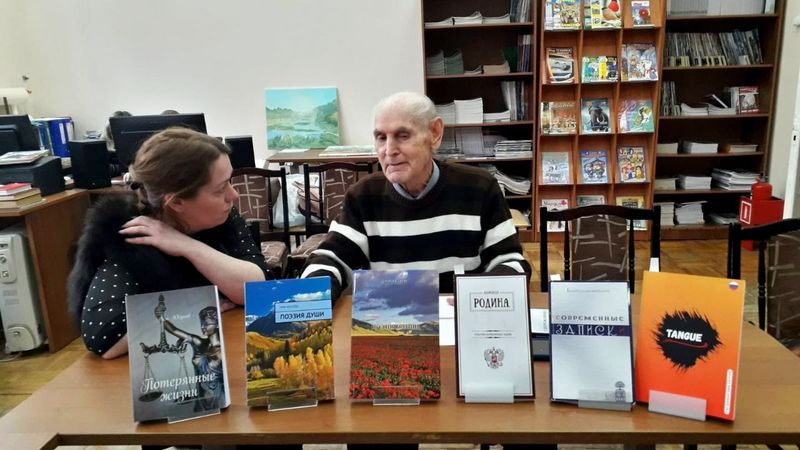 Поэт Рим Юсупов преподнёс в дар Рузской библиотеке свои книги 