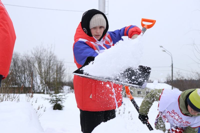 Волонтеры расчистили от снега территорию братского захоронения