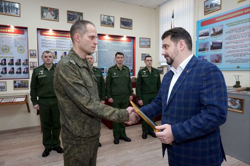 Николай Пархоменко поздравил военнослужащих 