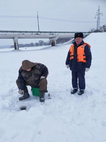 Работники ГКУ МО «Мособлпожспас» проверили состояние льда на Рузском водохранилище      