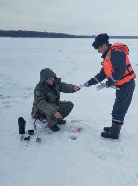 Спасатели ГКУ МО «Мособлпожспас» провели профилактические беседы среди рыболовов на Рузском водохранилище  