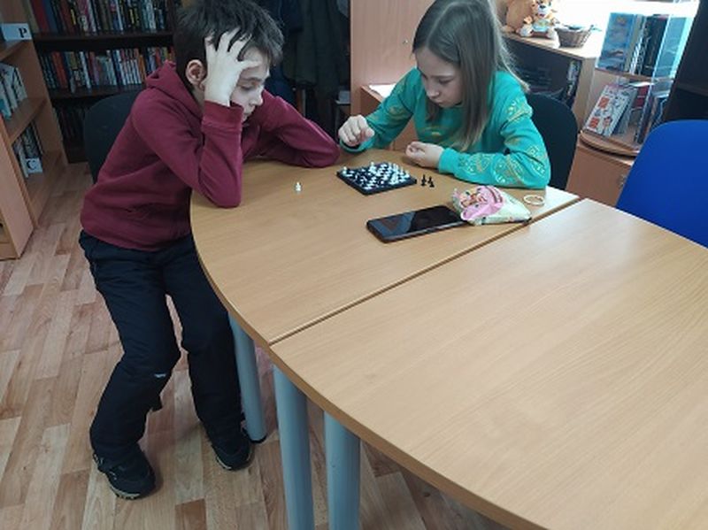 Тучковские ребята сразились в шашки в библиотеке