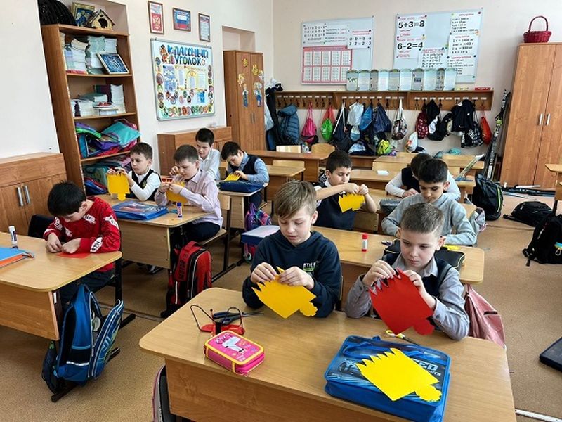 Рузские школьники мастерили подарки для одноклассниц