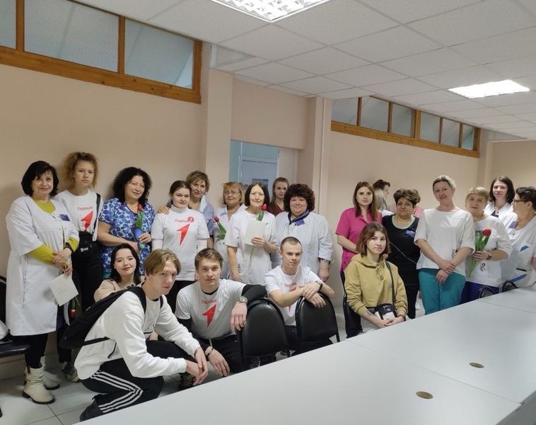 Тучковские студенты поздравили с 8 Марта сотрудников поликлиники
