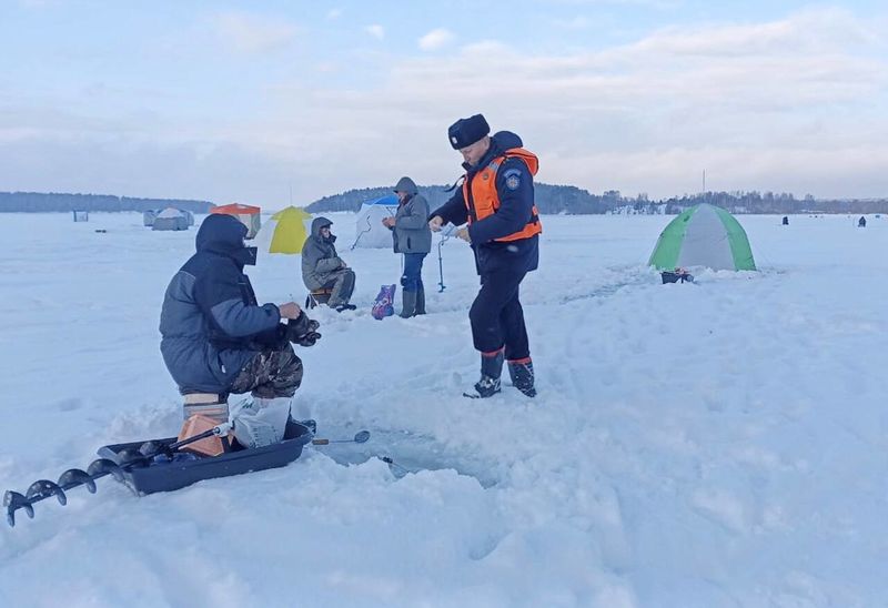 Спасатели ГКУ МО «Мособлпожспас» призывают рыбаков отказаться от выхода на лед в Рузском округе      