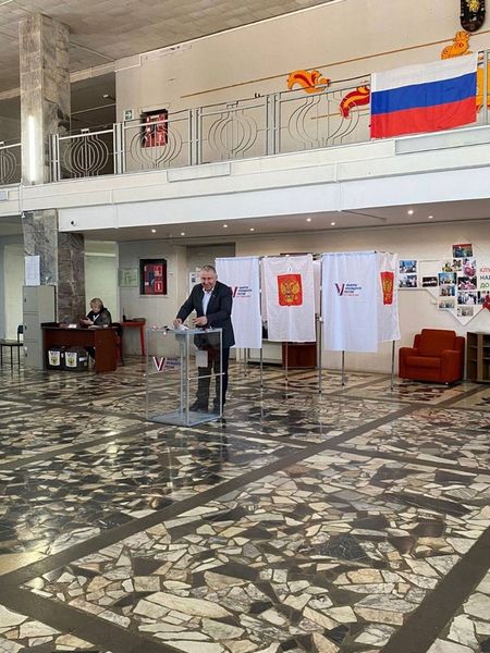 Владимир Бурмистенков проголосовал на избирательном участке