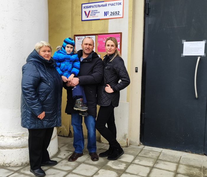 Андрей Рыбальченко пришёл на избирательный участок в Тучково с семьёй