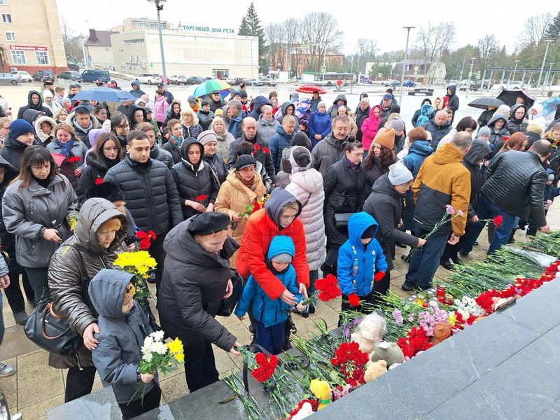 В Рузе возложили цветы к стихийному мемориалу  в память о жертвах теракта 