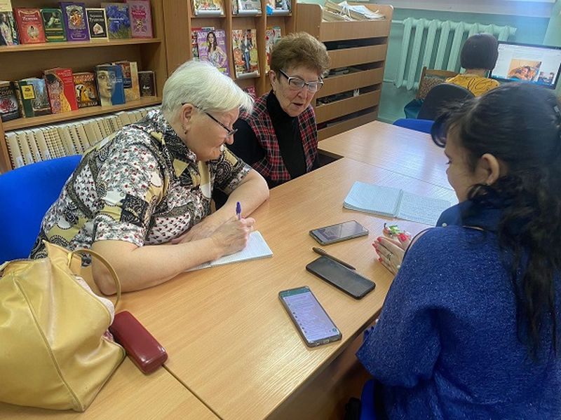 Ружане старшего поколения узнали, как заказать книгу в любой библиотеке Подмосковья