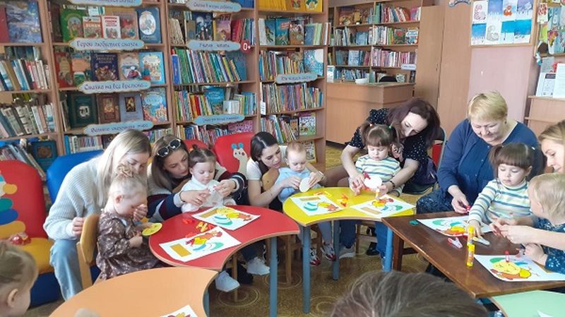 Рузские малыши искали краски для петушка из сказки Сутеева