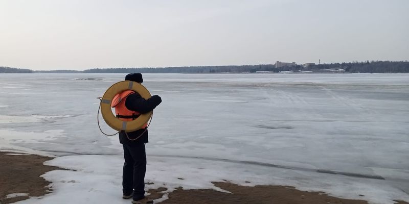Работники противопожарно-спасательной службы призвали граждан не выходить на лед Рузского водохранилища   