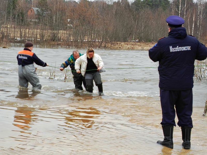 Работники ГКУ МО «Мособлпожспас» организовали лодочную переправу на подтопленном паводком мосту в Рузском округе