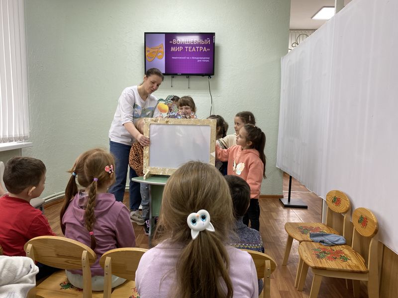  В Тучковской библиотеке дети показали спектакль «Репка»