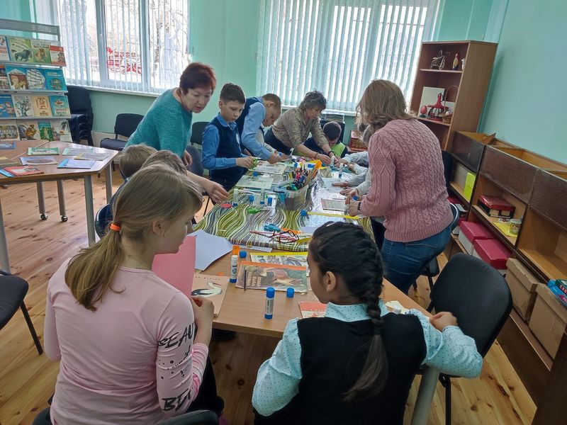 Тучковские школьники починили библиотечные книги