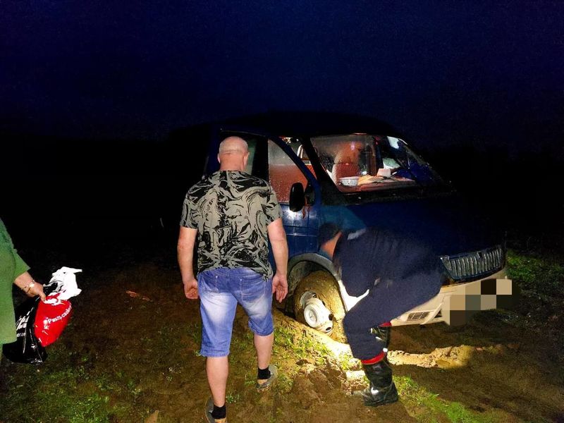  Спасатели эвакуировали троих людей из застрявшего на бездорожье автомобиля в Рузском округе  