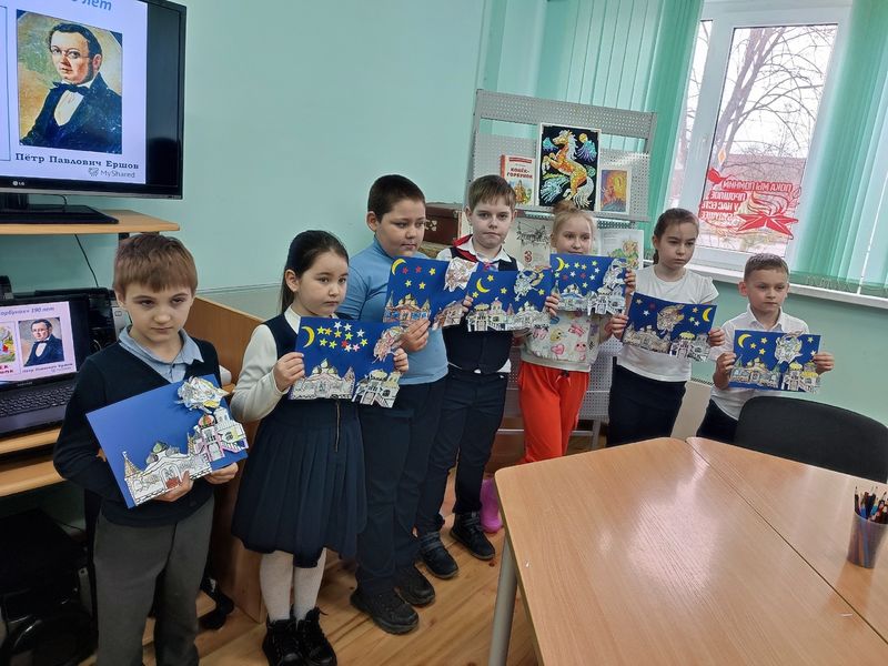 Тучковские школьники делали аппликации к Коньку-Горбунку