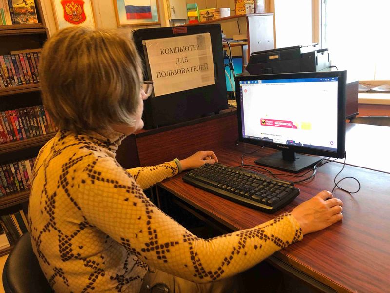 В Сытьковской библиотеке пенсионеры учились пользоваться интернет-поиском
