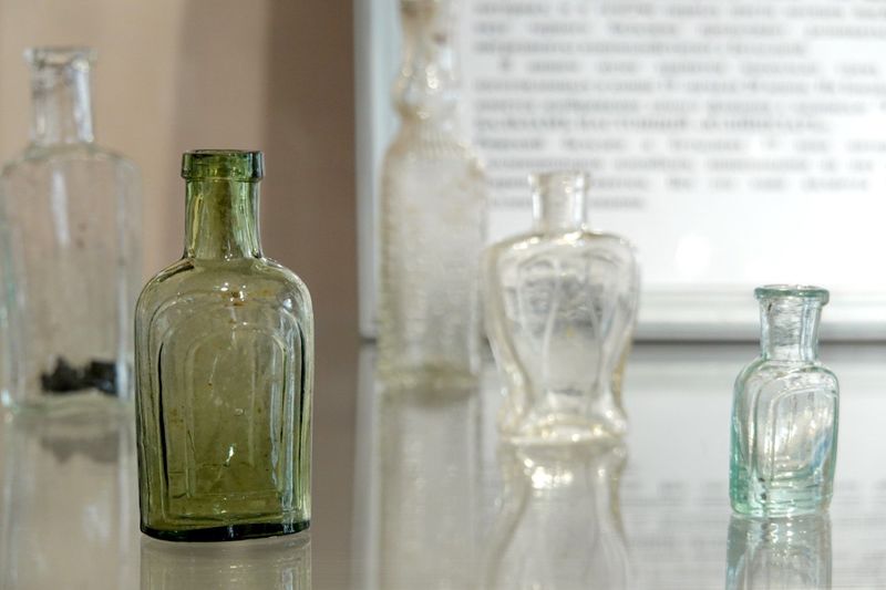 В Рузском музее оформлена экспозиция «Бутылки и флаконы»