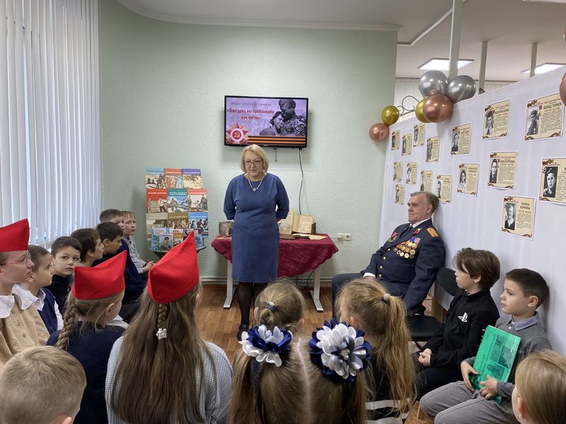 Юные читатели Тучковской библиотеки принесли портреты воевавших родственников  