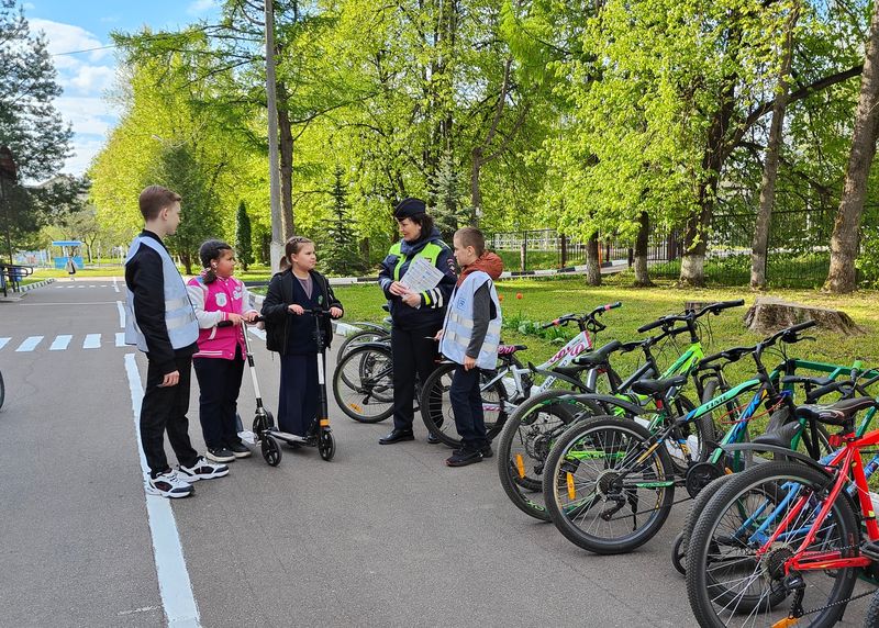 В Рузе юным велосипедистам и самокатчикам напомнили правила безопасности