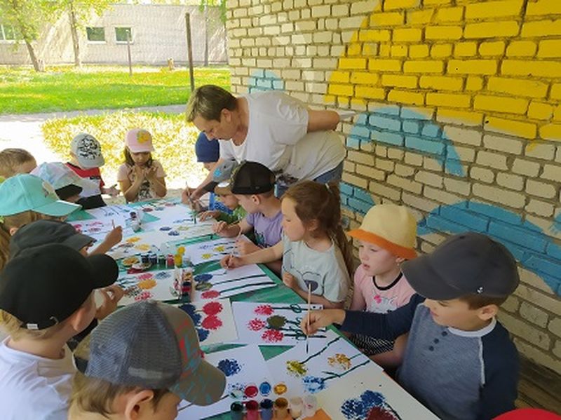 В Тучковском детском саду рисовали пупырчатой плёнкой