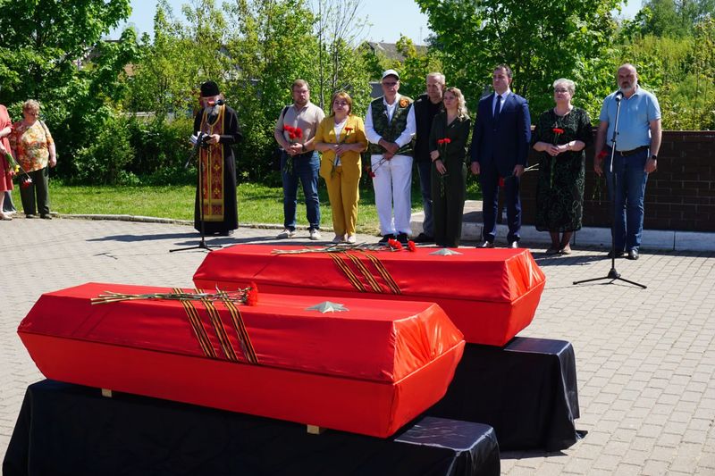 В Колюбакино торжественно перезахоронили останки бойцов
