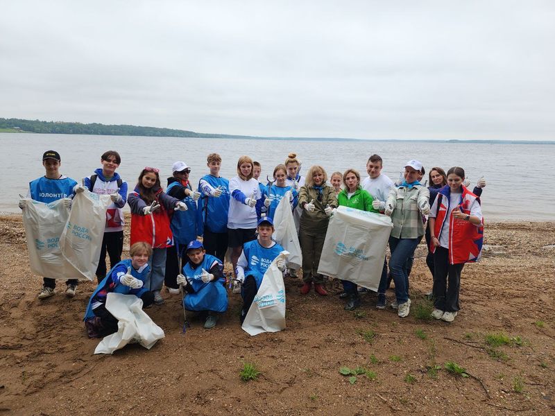 Участники акции «Вода России» собрали 8 кубов мусора