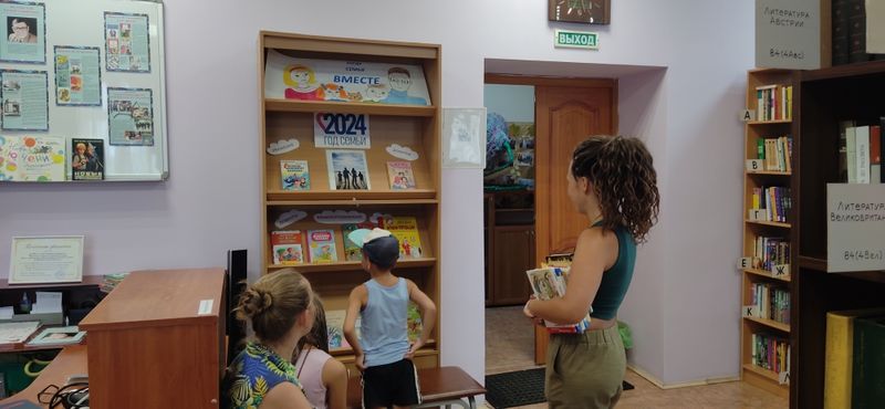 В Колюбакинской библиотеке открылась книжная выставка «Когда семья вместе»