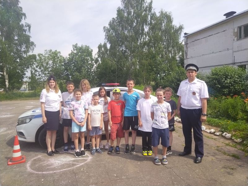 Сотрудники рузской Госавтоинспекции в свой праздник напомнили ребятам о безопасности