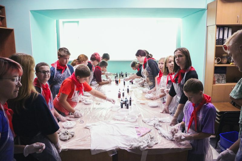 В клубе «Каникулы в Молодежке» состоялся мастер-класс по росписи футболок