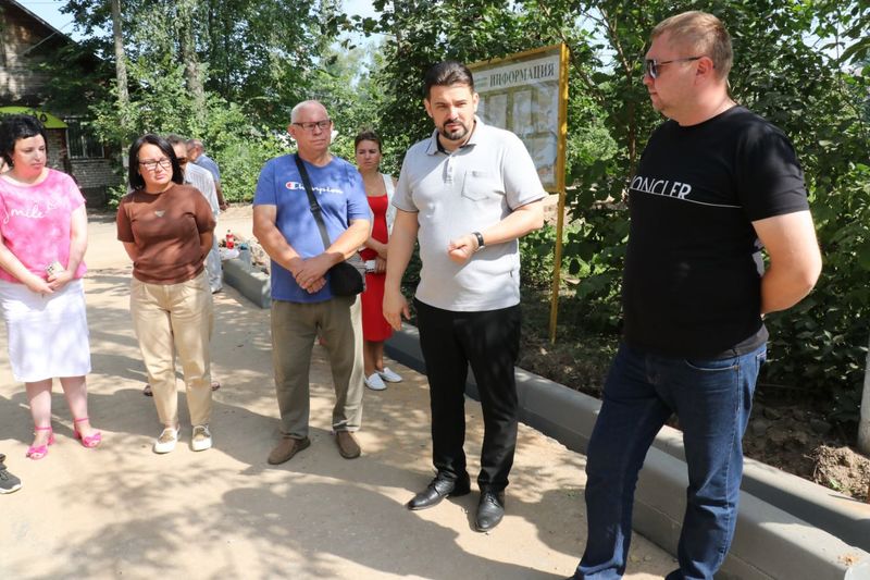Глава Рузского округа проверил ход выполнения ремонта двора в Тучково