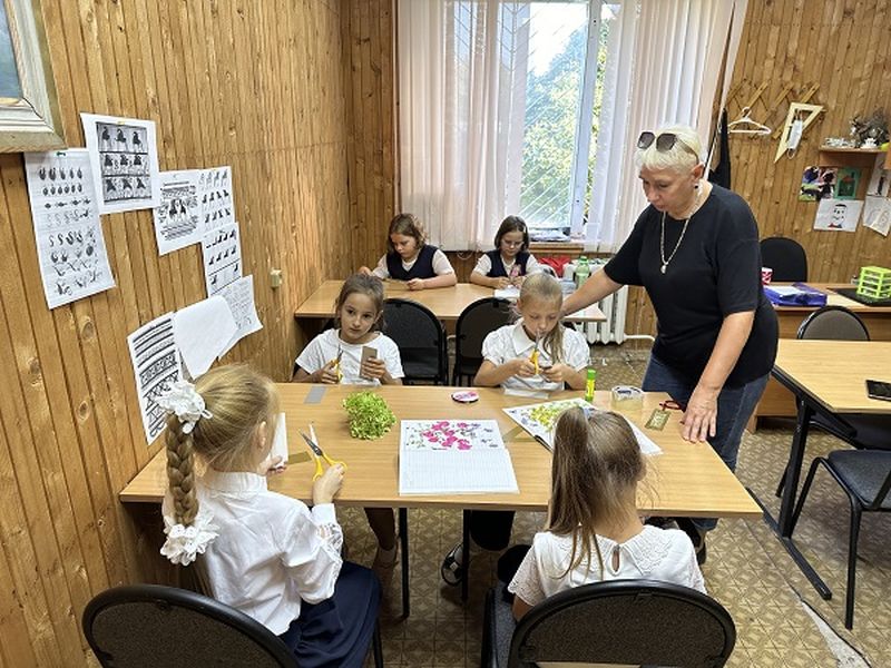 Нововолковские ребята делали закладки из засушенных цветов