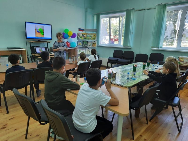 Юные тучковцы вспоминали лето и мастерили павлинов