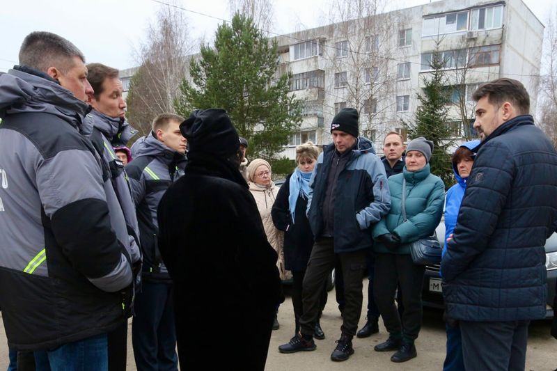 Николай Пархоменко проверил ход выполнения ремонта кровли дома в Колюбакино