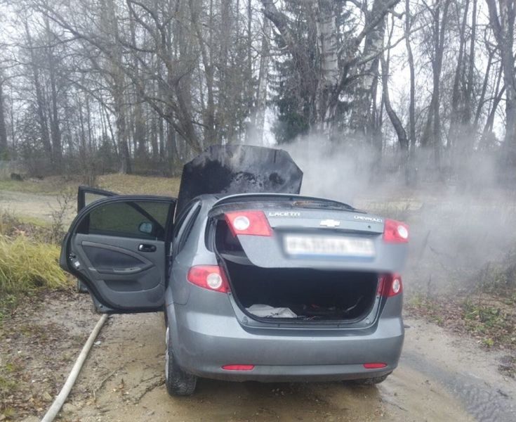 Огнеборцы ГКУ МО «Мособлпожспас» потушили загоревшуюся легковушку в Рузском округе 