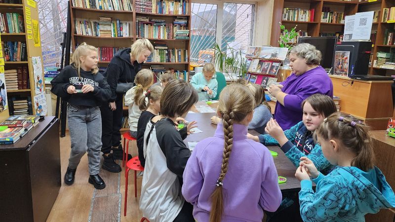 В Дорохово сплели паучков из бисера 