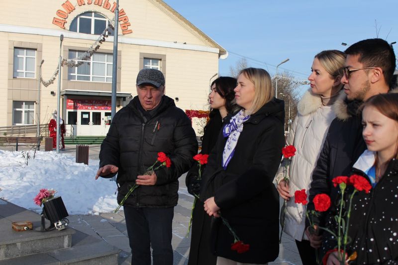 Партийцы и молодогвардейцы почтили память советских войск 