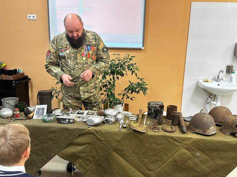 Представители поискового отряда «Эхо войны» рассказали тучковским школьникам о своей работе
