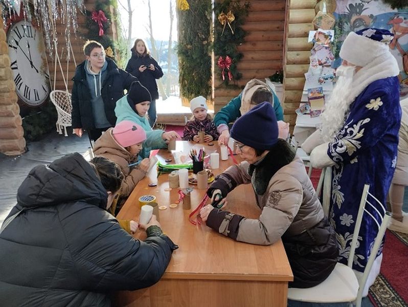 Сотрудники Рузской библиотеки провели мастер-класс «Новогодний сувенир»