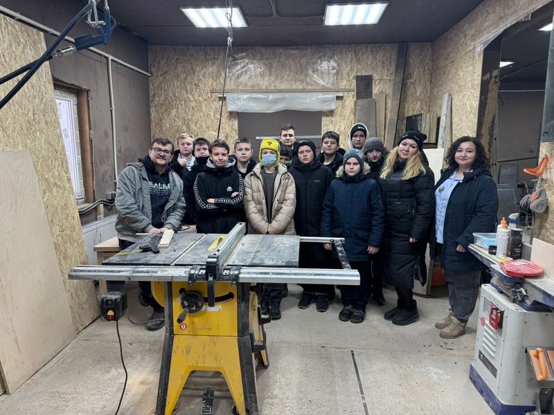 Колюбакинские школьники побывали на столярном производстве