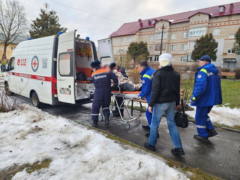 Спасатели ГКУ МО «Мособлпожспас» оказали помощь медицинским сотрудникам в транспортировке больной женщины из квартиры многоэтажки в Рузском округе 