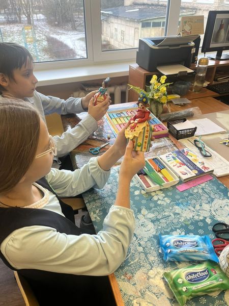 Юные нововолковцы лепили дымковские игрушки