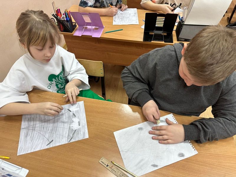 Тучковские школьники рисовали ластиком по графиту