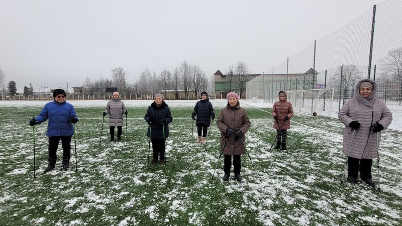 Рузские пенсионеры занимаются скандинавской ходьбой