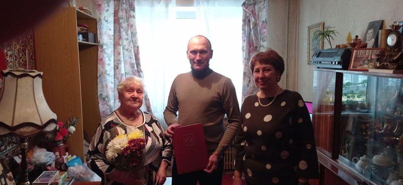 Партийцы поздравили с юбилеем бывшую узницу фашистских концлагерей 