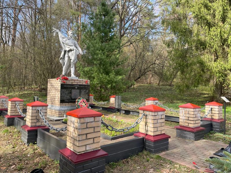 Партийцы провели субботник на территории братской могилы