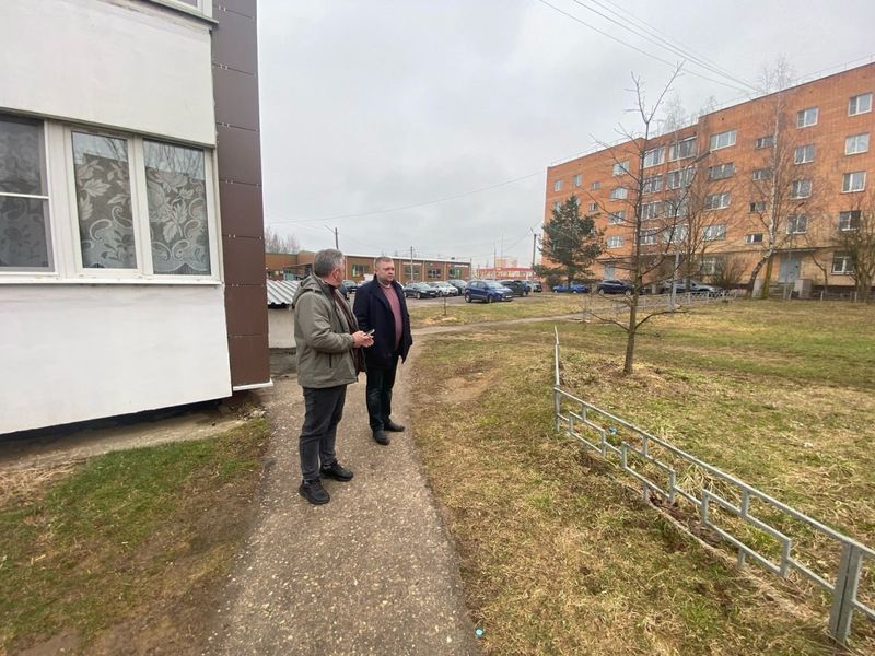 Партийцы проверили состояние дворовых территорий в Рузе