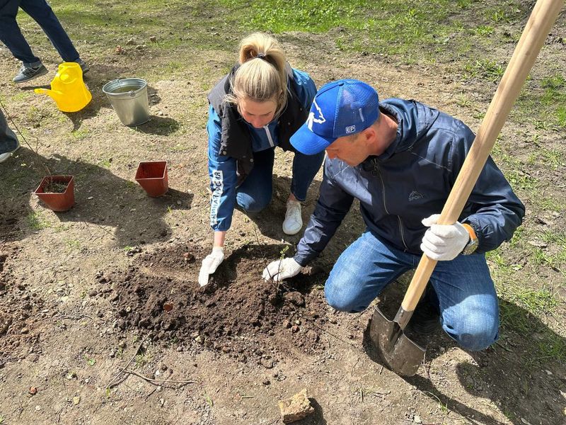 Партийцы приняли участие во Всероссийском субботнике на «Городке»