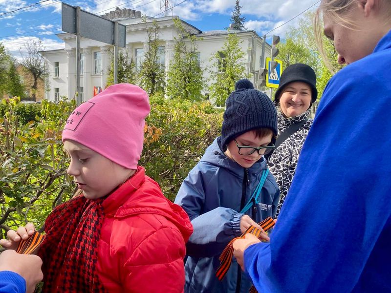 «Молодая гвардия» провела акцию по раздаче георгиевских ленточек